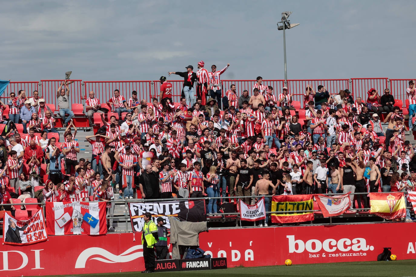 ¿Estuviste animando al Sporting ante el Mirandés? ¡Búscate en las fotos en Anduva!