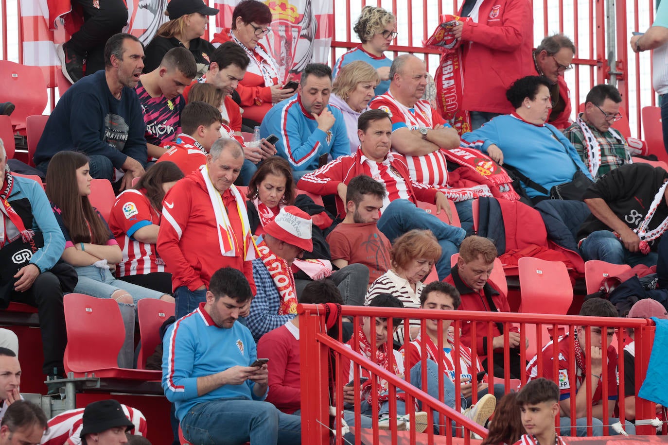 ¿Estuviste animando al Sporting ante el Mirandés? ¡Búscate en las fotos en Anduva!