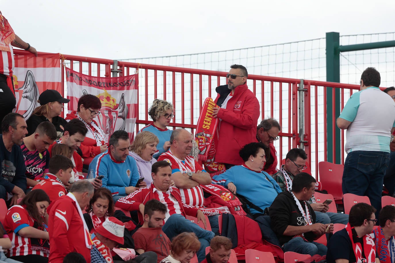 ¿Estuviste animando al Sporting ante el Mirandés? ¡Búscate en las fotos en Anduva!