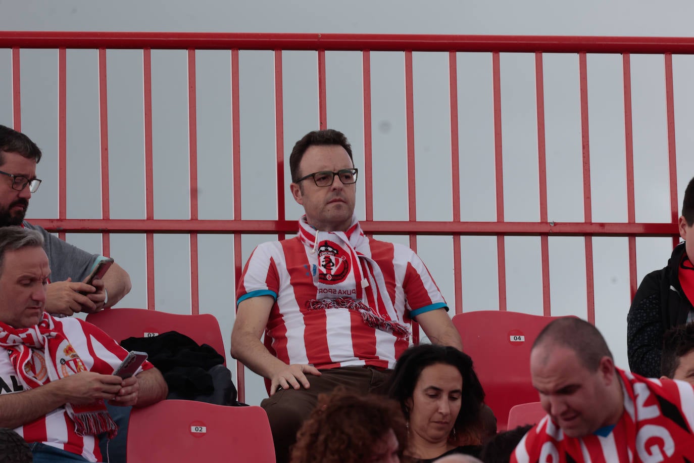 ¿Estuviste animando al Sporting ante el Mirandés? ¡Búscate en las fotos en Anduva!