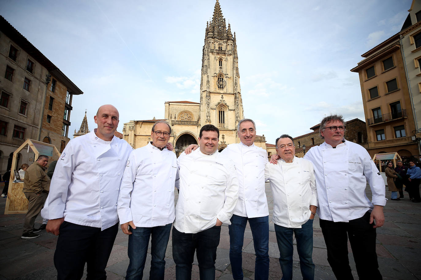 Euro-Toques desborda la plaza de La Catedral con un millar de personas