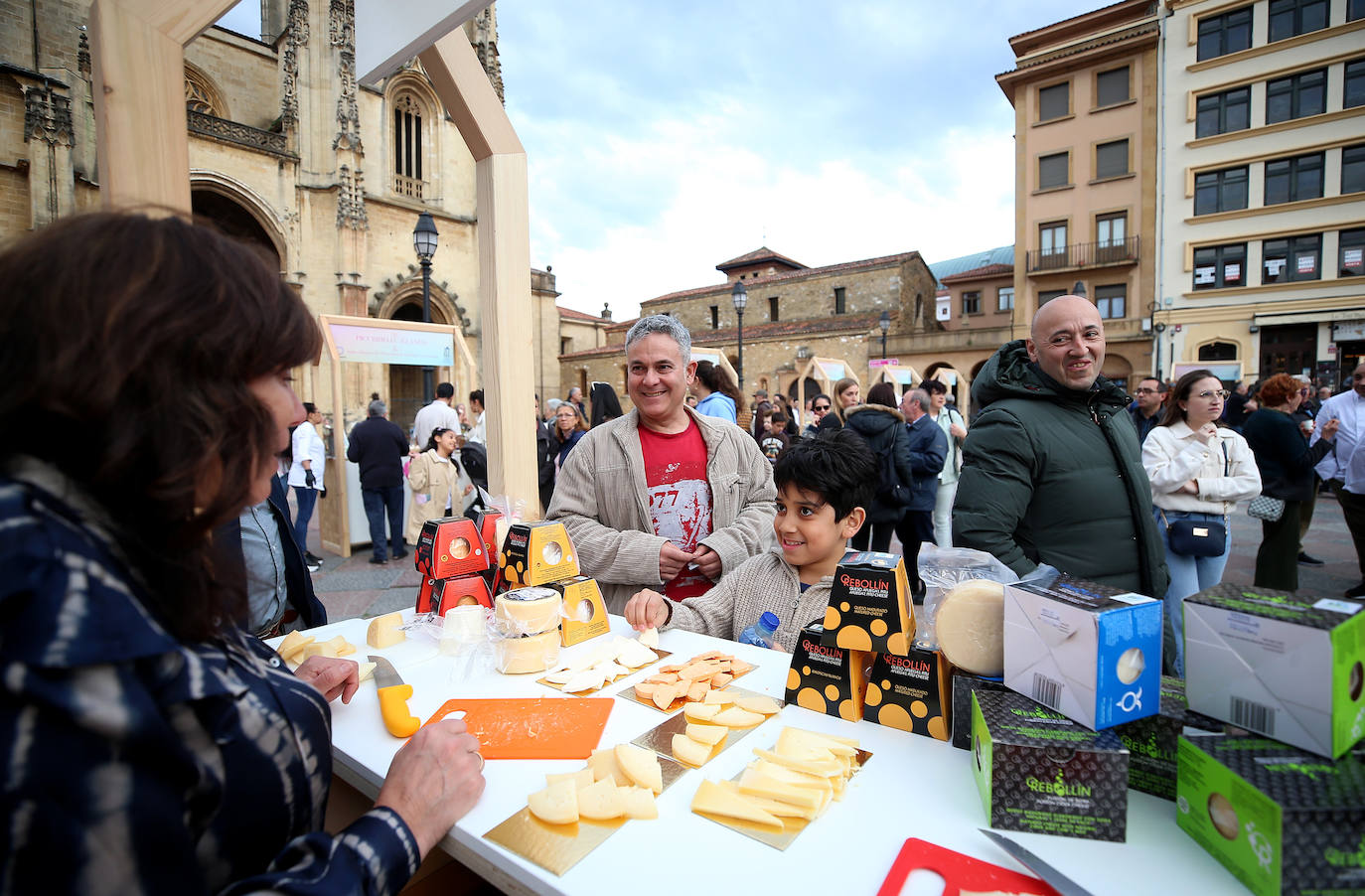 Euro-Toques desborda la plaza de La Catedral con un millar de personas