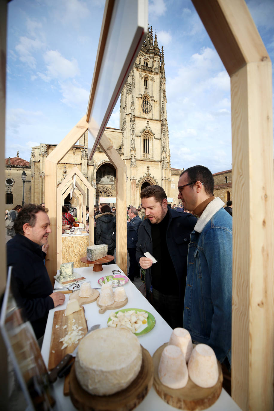 Euro-Toques desborda la plaza de La Catedral con un millar de personas