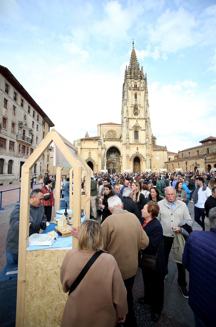 Euro-Toques desborda la plaza de La Catedral con un millar de personas