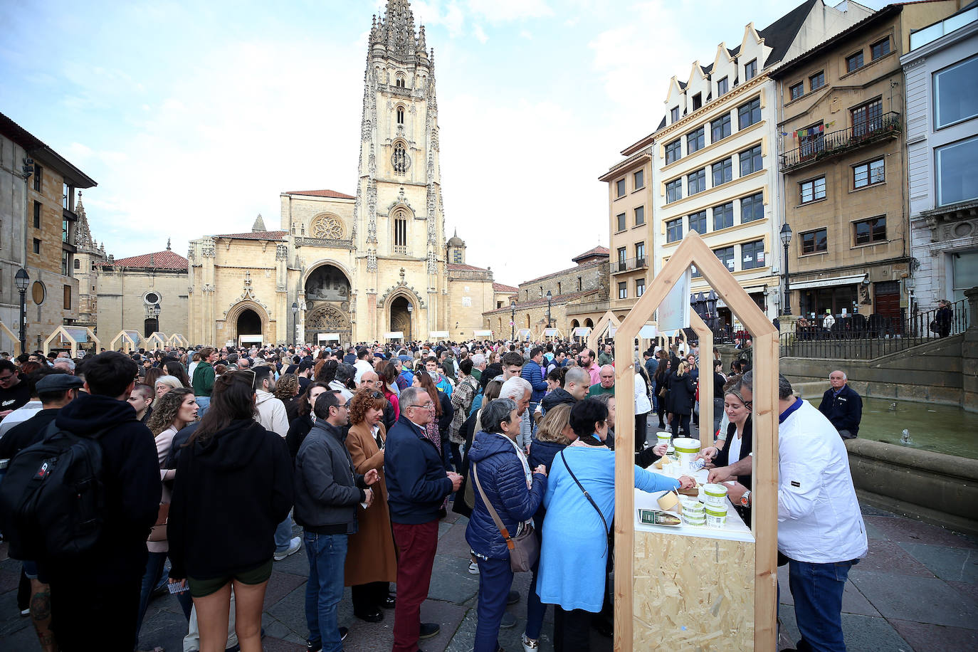 Euro-Toques desborda la plaza de La Catedral con un millar de personas