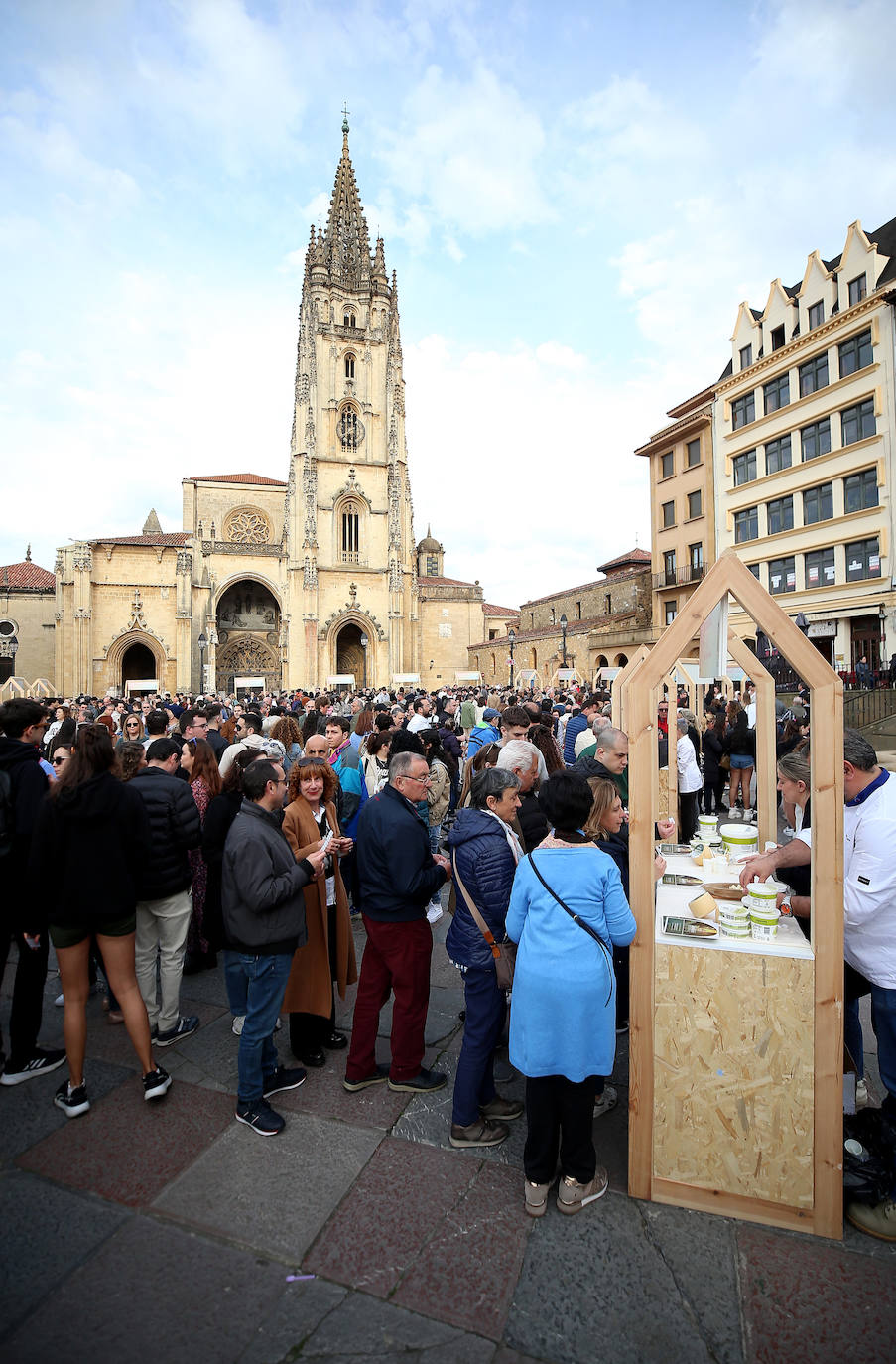 Euro-Toques desborda la plaza de La Catedral con un millar de personas