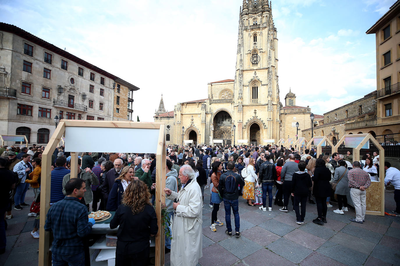 Euro-Toques desborda la plaza de La Catedral con un millar de personas