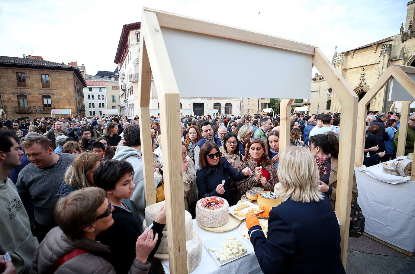 Euro-Toques desborda la plaza de La Catedral con un millar de personas