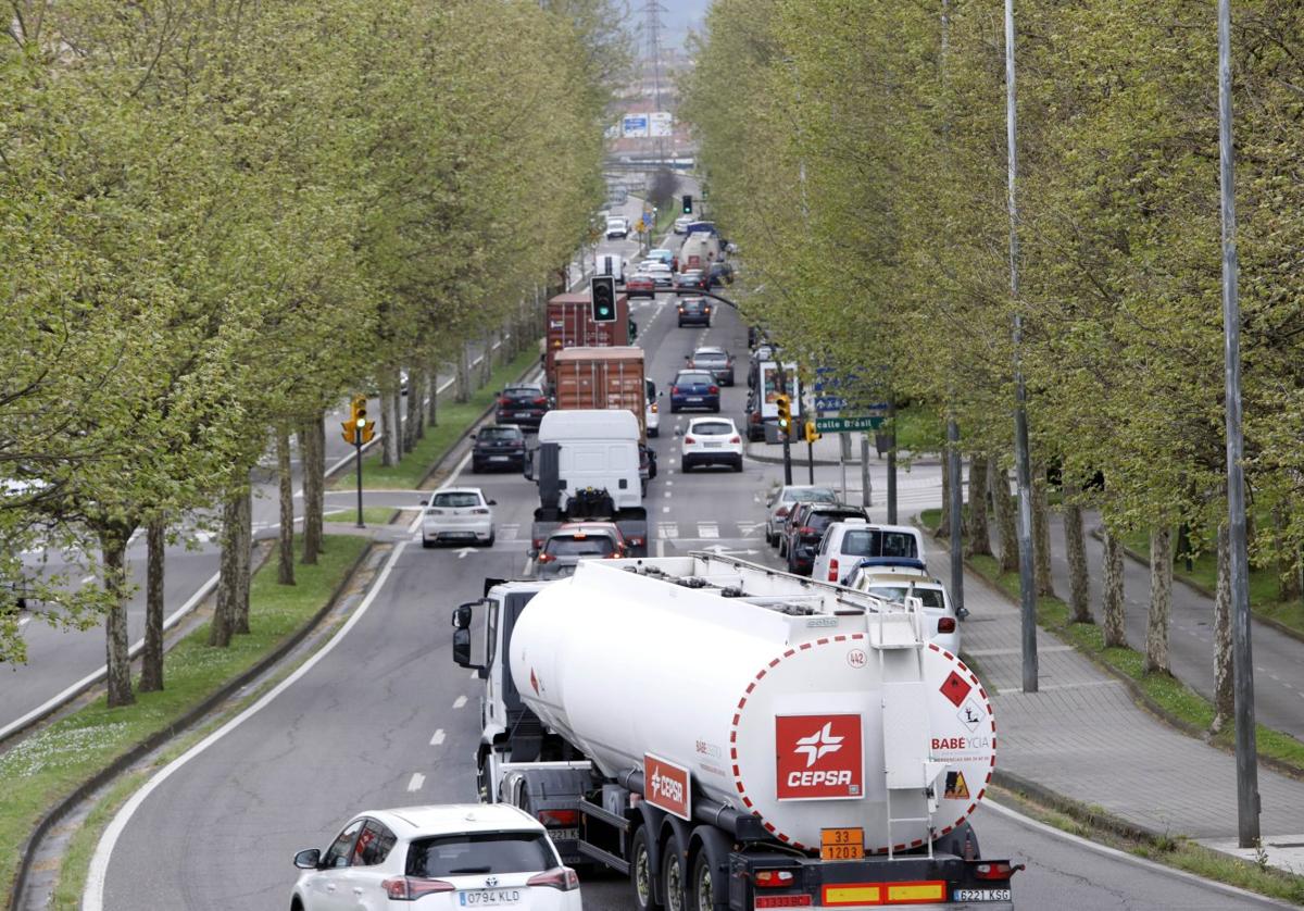 Tránsito de camiones la pasada semana en la avenida de Príncipe de Asturias.