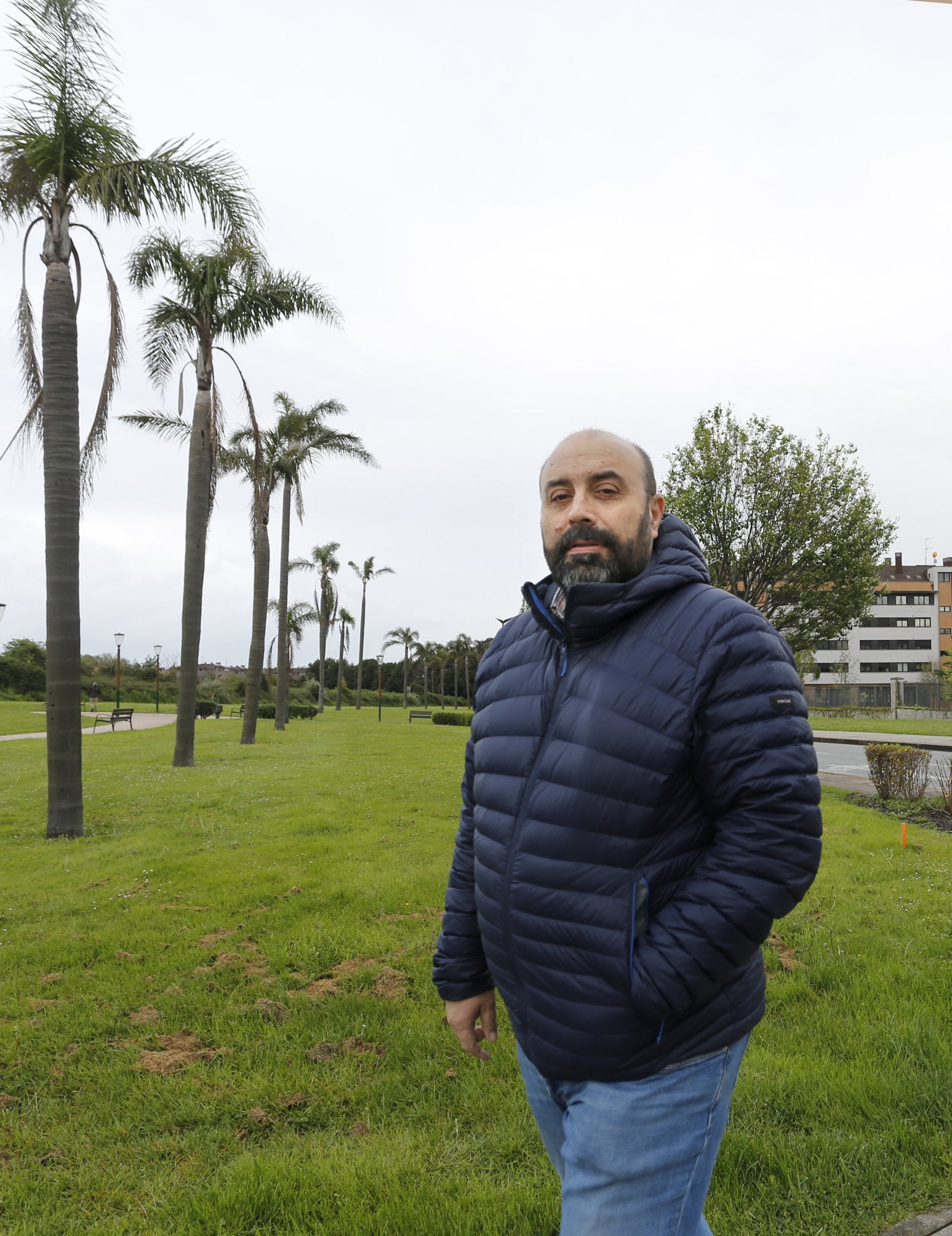 José Luis Nicieza, en la parroquia de Veriña en la zona por donde pasaría el vial de Jove que el ministerio pretende hacer en superficie.