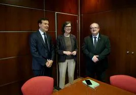 Francisco Blanco, Nieves Roqueñí e Isaac Pola, en la Consejería de Industria, en Oviedo.