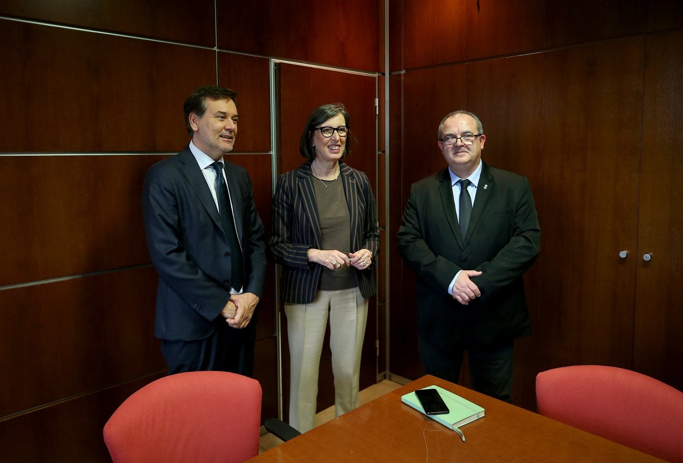 Francisco Blanco, Nieves Roqueñí e Isaac Pola, en la Consejería de Industria, en Oviedo.