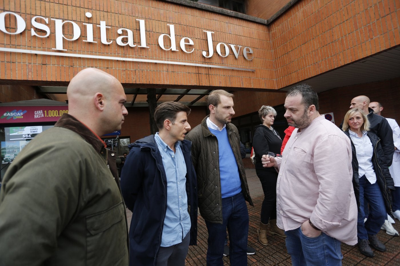 Adrián Pumares y Jesús Martínez Salvador, con los trabajadores del Hospital de Jove.