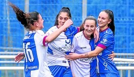 Las jugadoras del Real Avilés femenino celebran un tanto ante el Deportivo B.