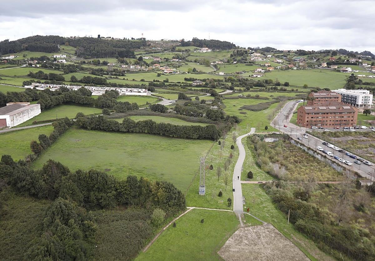 Vista desde la torre Horizon del valle de Jove por donde iba discurrir el túnel soterrado que el Ministerio de Transportes ha desechado.