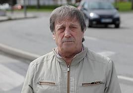 El presidente vecinal de Jove, ayer, en la rotonda del Arbeyal.