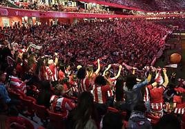Aficionados del Athletic de Bilbao en el estadio de La Cartuja durante la final de la Copa del Rey.