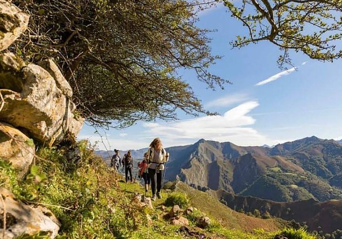 Que en todos los techos de Asturias, el día 23 de junio, haya -como poco- una mujer haciendo cumbre: ese es el reto que propone Encumbradas