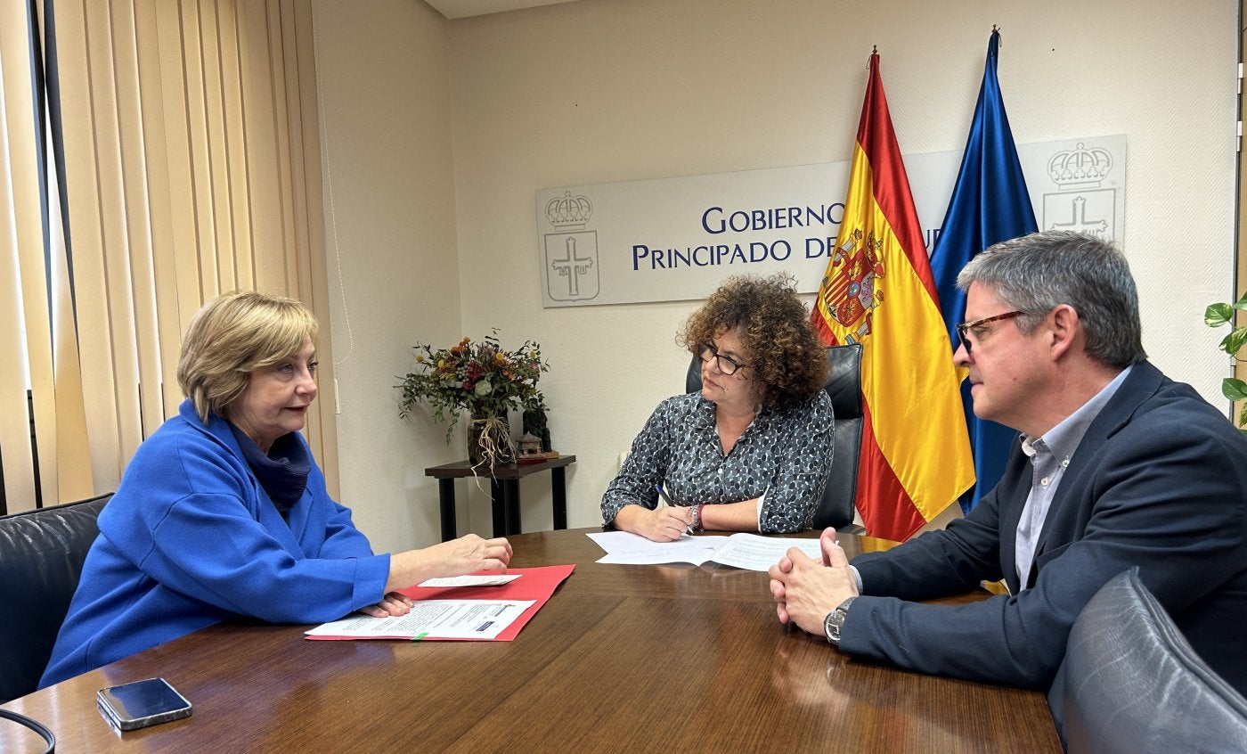 La alcaldesa, Mariví Monteserín, la consejera de Derechos Sociales, Marta del Arco, y el director general de Promoción de la Autonomía Personal y Mayores, Enrique Rodríguez.