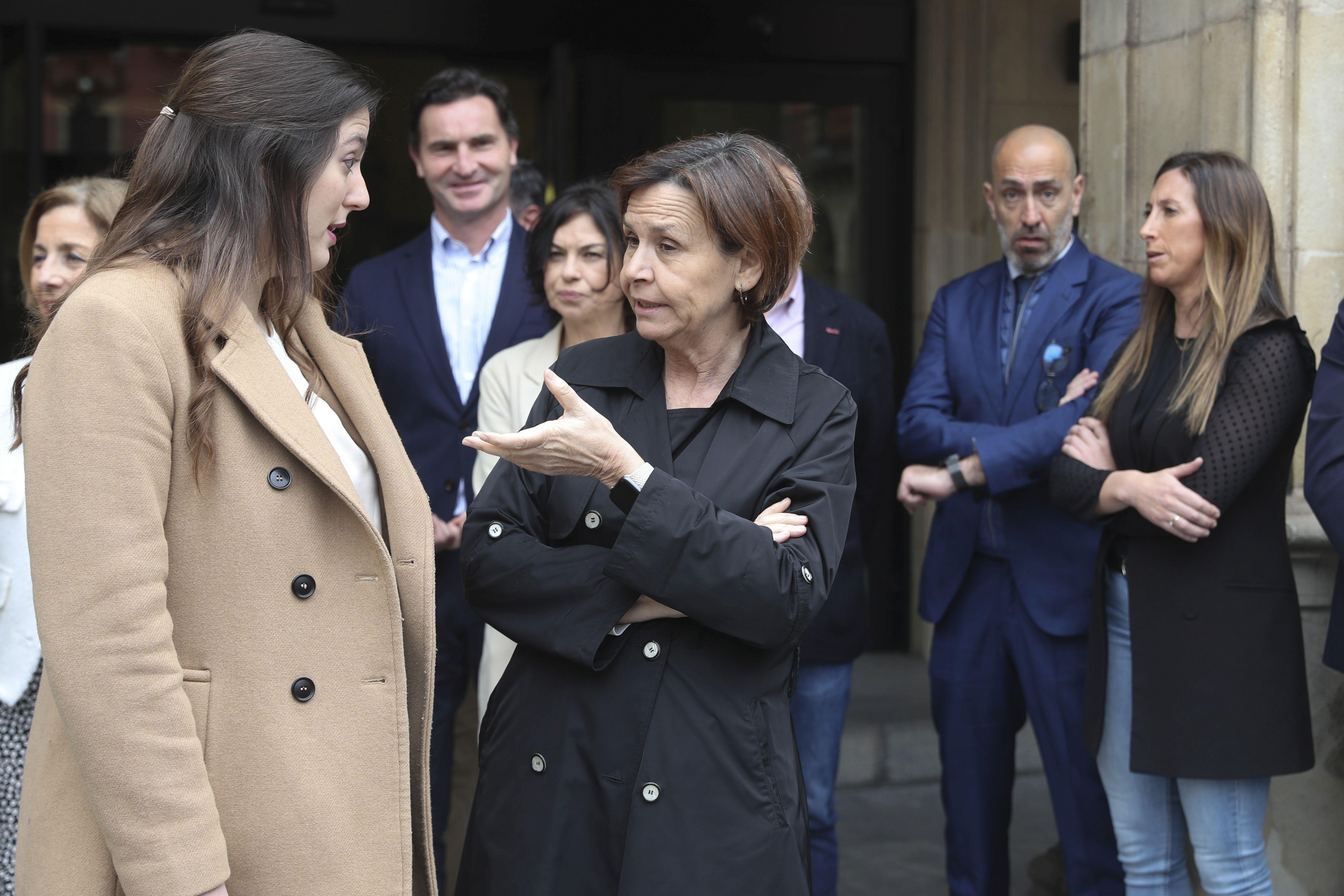 La concentración vecinal frente al Ayuntamiento de Gijón contra el vial de Jove en superficie