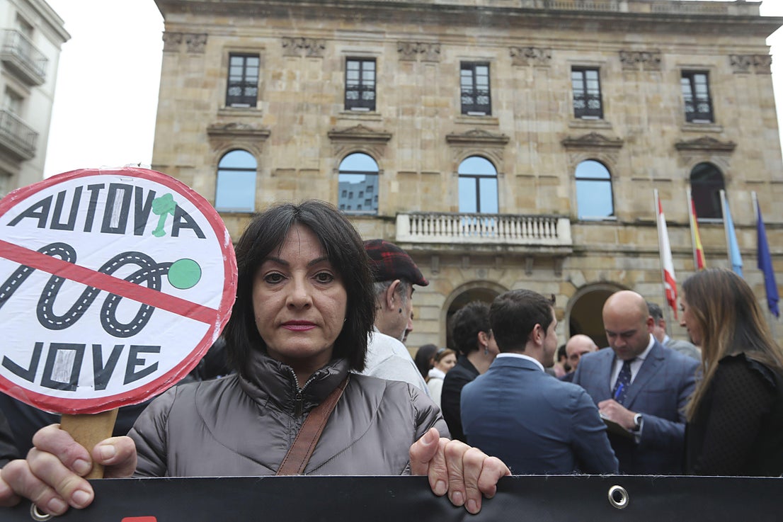 La concentración vecinal frente al Ayuntamiento de Gijón contra el vial ...