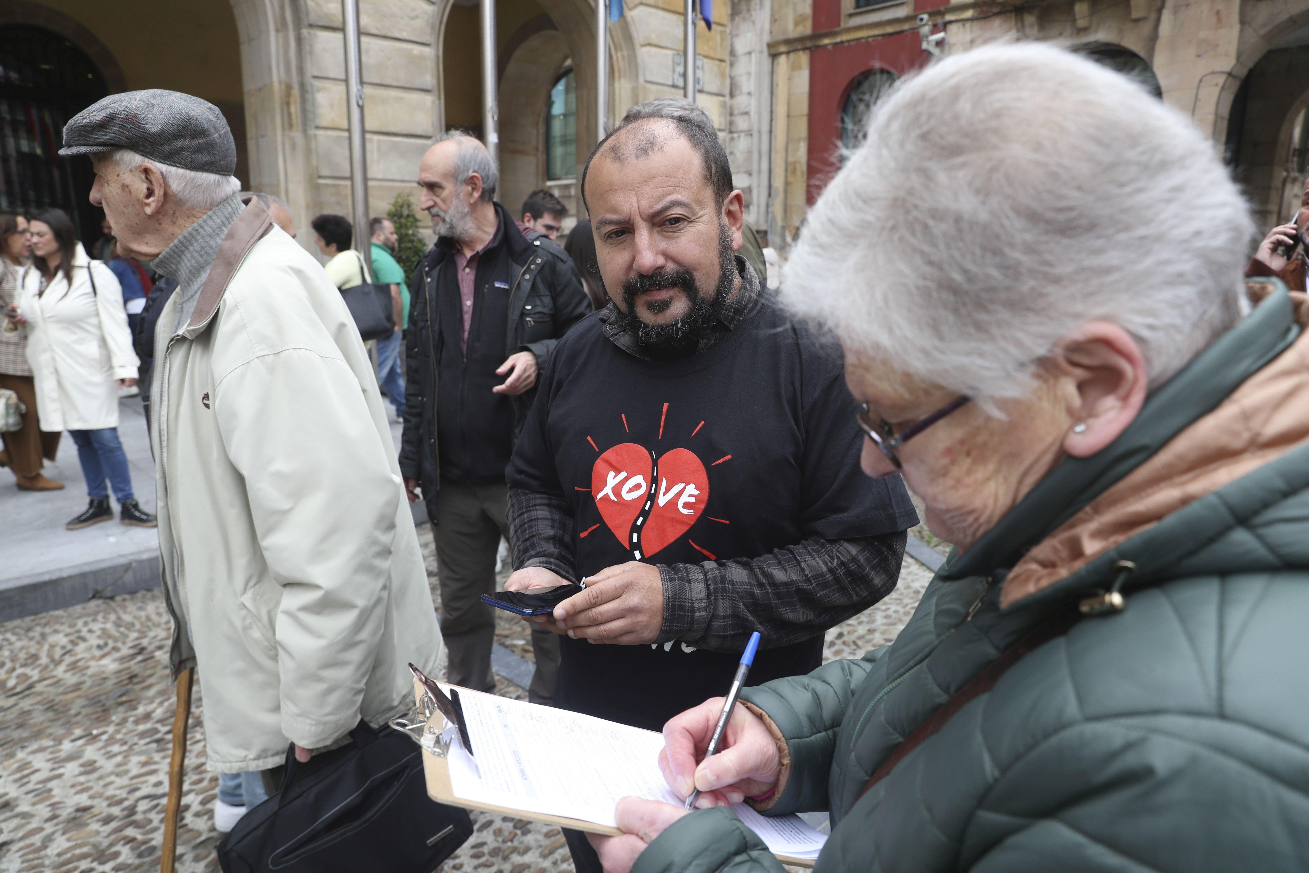 La concentración vecinal frente al Ayuntamiento de Gijón contra el vial de Jove en superficie