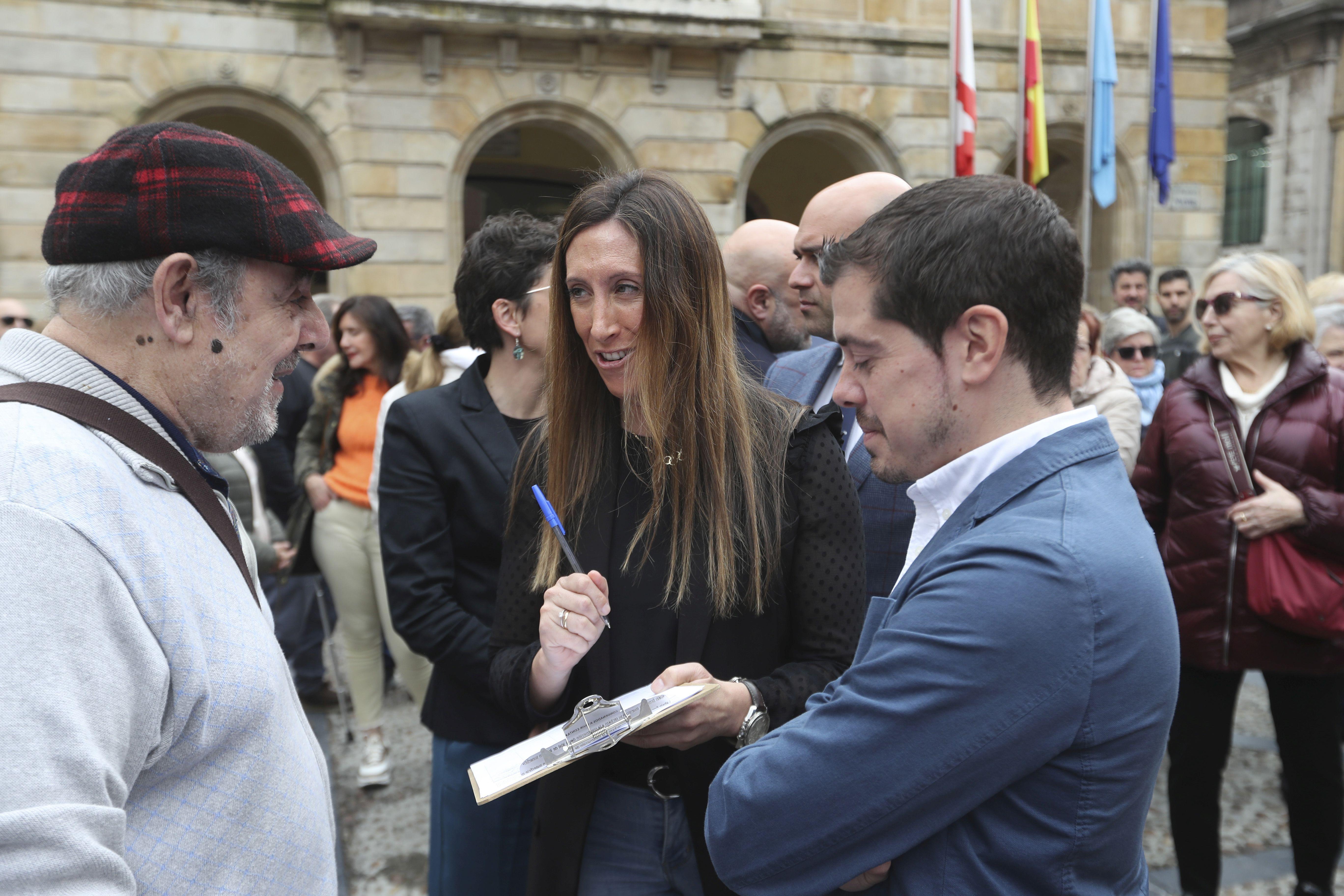 La concentración vecinal frente al Ayuntamiento de Gijón contra el vial de Jove en superficie