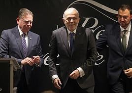 Alfredo Canteli, José Manuel Ferreira y Adrián Barbón durante la ceremonia de entrega del premio 'Ovetense del año'.