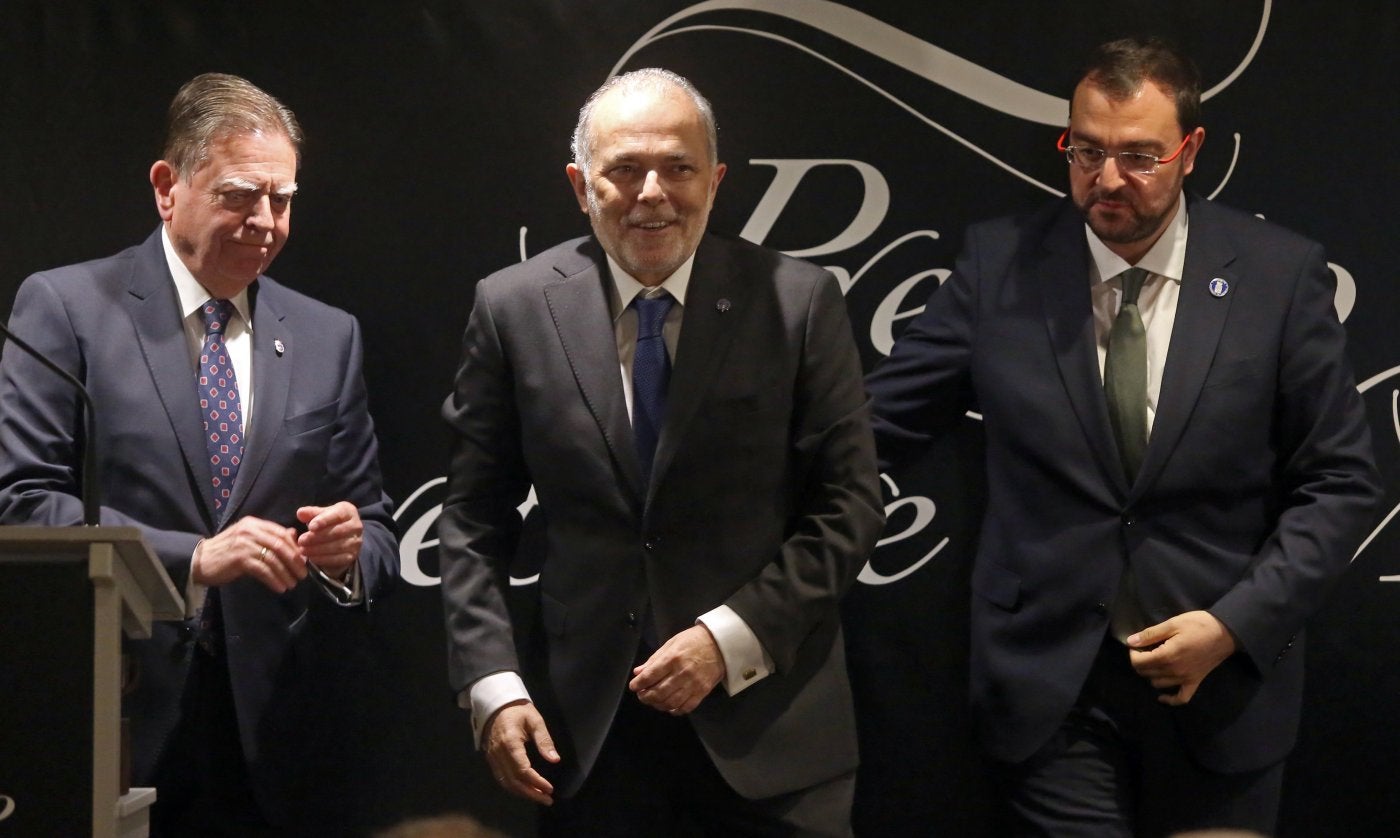 Alfredo Canteli, José Manuel Ferreira y Adrián Barbón durante la ceremonia de entrega del premio 'Ovetense del año'.
