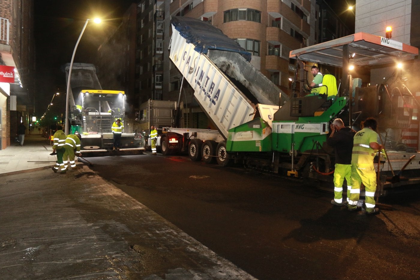 Trabajos nocturnos de extensión de la capa de rodadura entre Hermanos Felgueroso y Peñalba.