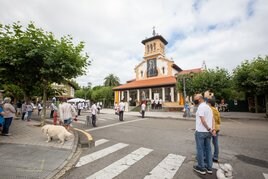 La iglesia de Salinas, a la espera del inicio de una procesión.