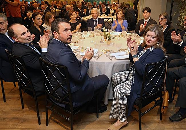 Diferentes personalidades en una de las mesas presidenciales.