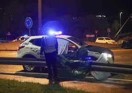 Agentes de la Guardia Civil el pasado lunes cuando ocurrió el terrible crimen en Ribera de Arriba.