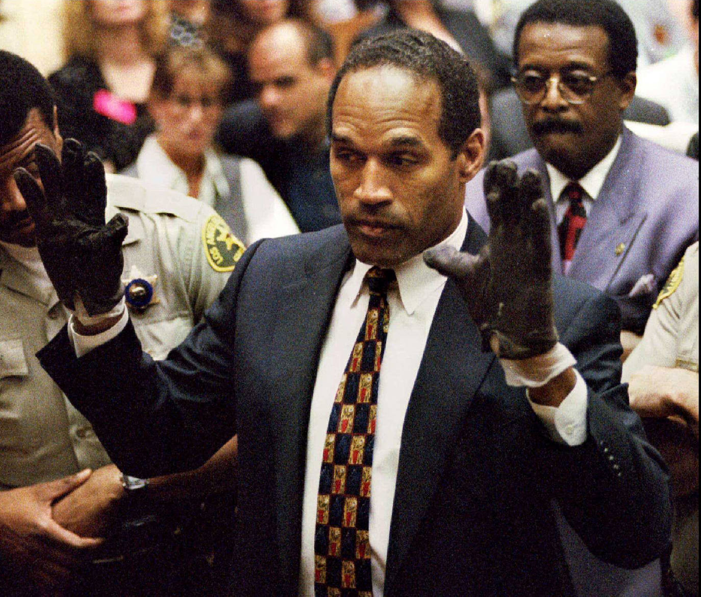 O. J. Simpson, durante el juicio, con los guantes que ayudaron a su absolución.