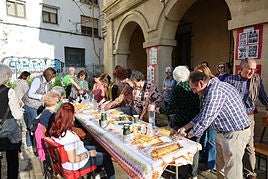 Miembros de la plataforma La Malatería no se tira, ayer, durante la fiesta de aniversario.