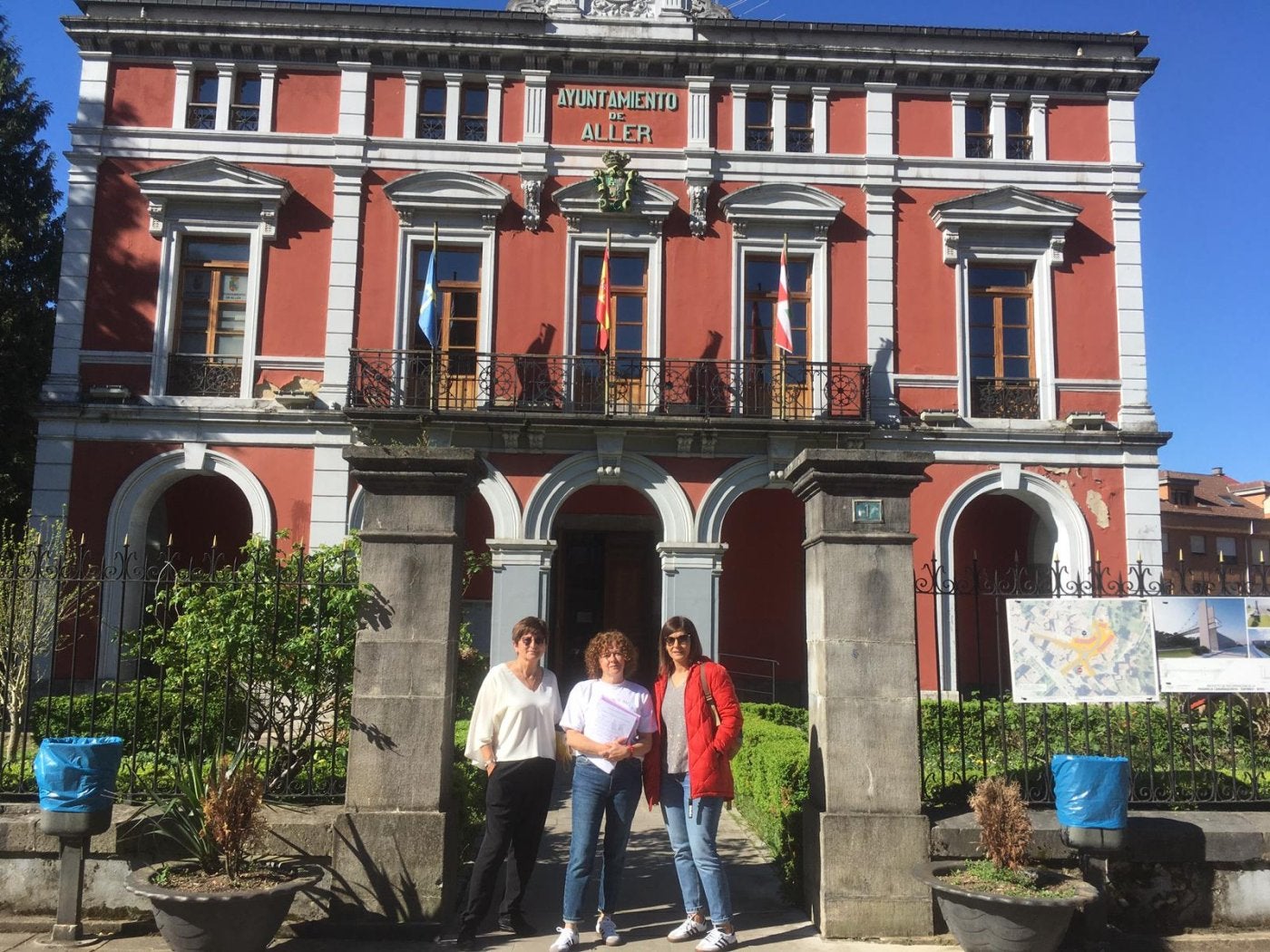 Tres representantes de los vecinos de Serrapio.