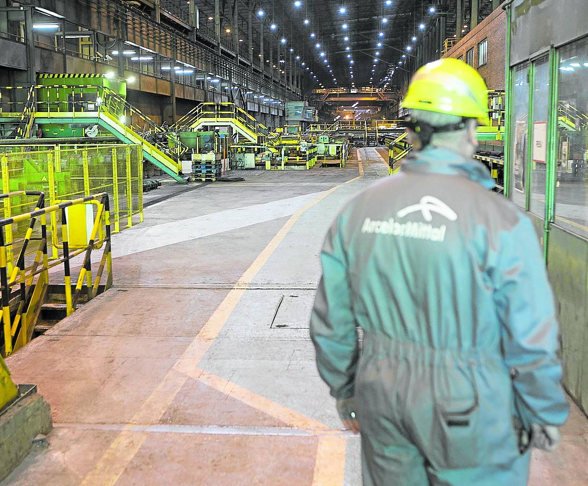 Un trabajador de Arcelor, en el tren de carril.