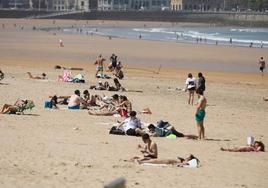 Numerosas personas se han animado este viernes a disfrutar del sol en la playa de San Lorenzo.