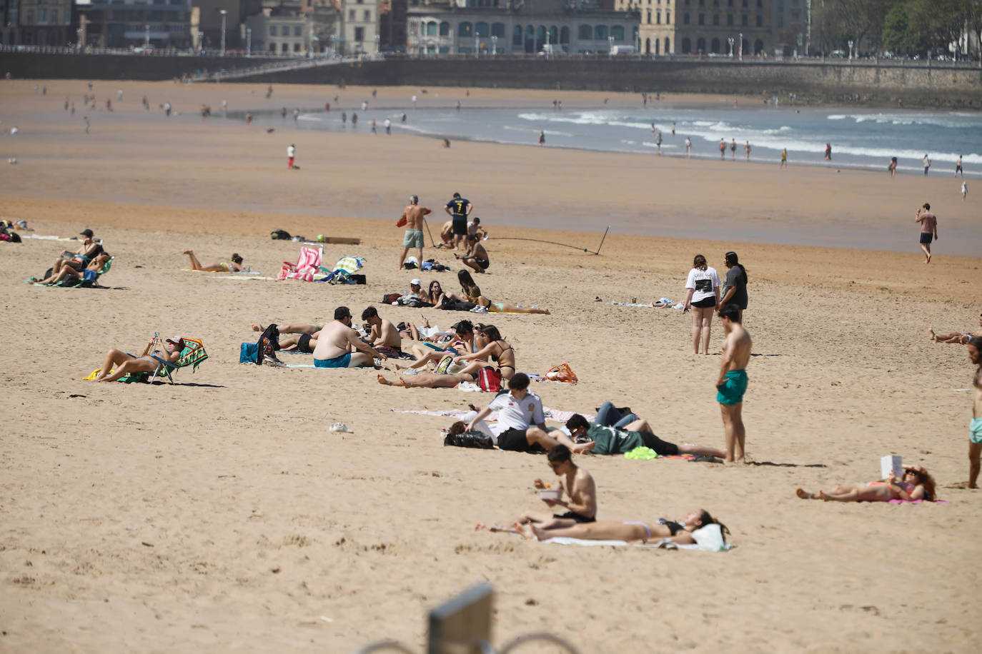 Numerosas personas se han animado este viernes a disfrutar del sol en la playa de San Lorenzo.