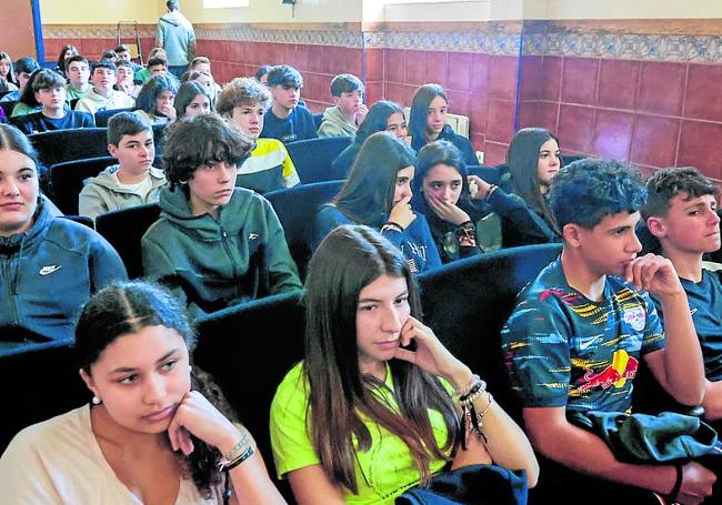 Los alumnos atentos durante la grabación del informativo.