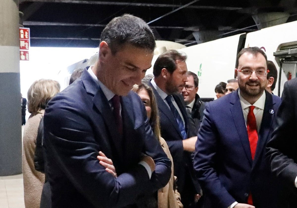 Pedro Sánchez y Adrián Barbón, el día en el que se inauguró la variante de Pajares. al fondo, el ministro de Transportes, Óscar Puente.