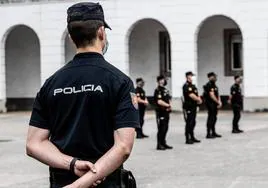 Un agente de la Policía Nacional en Oviedo.