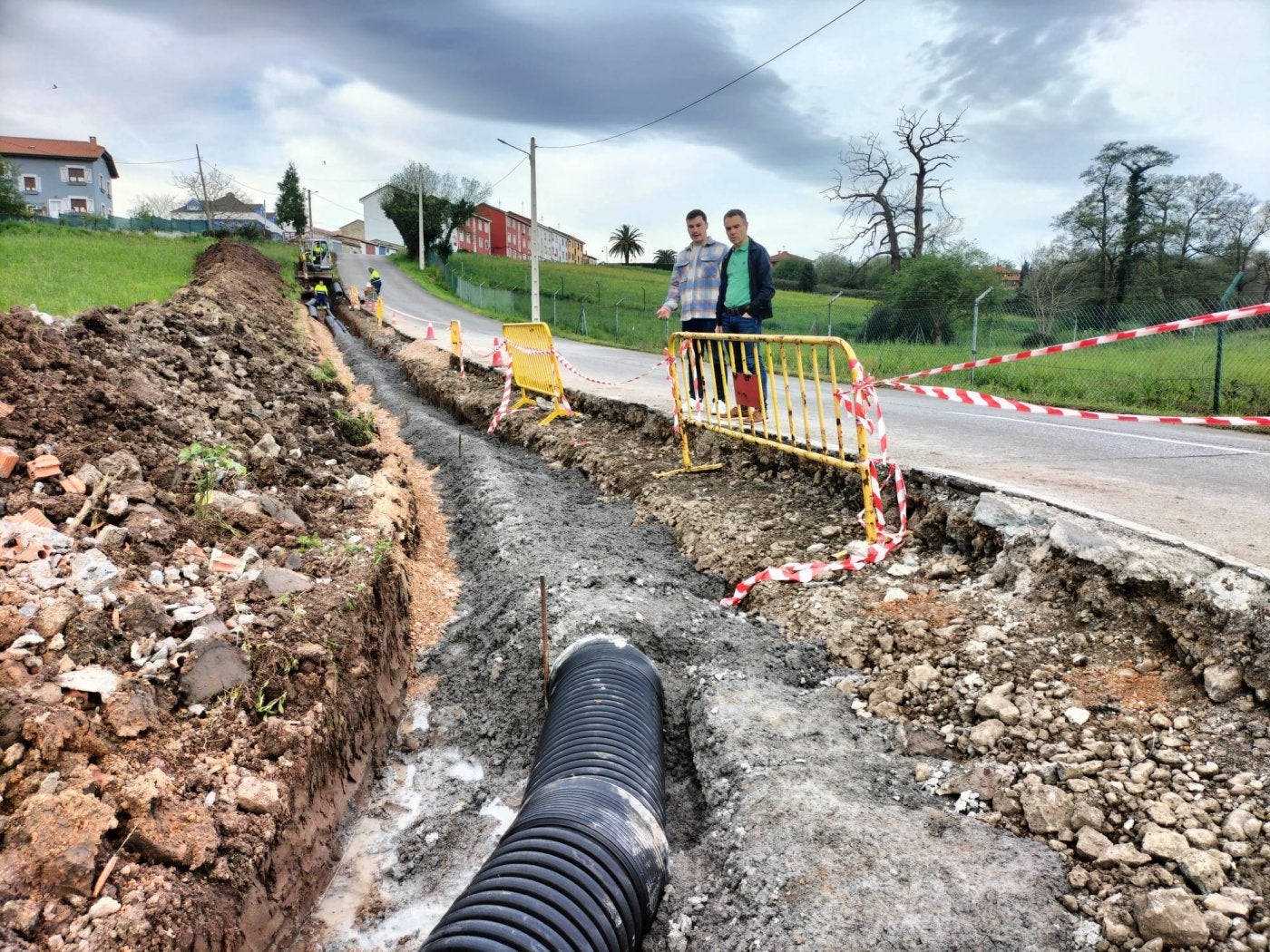 Iván Fernández y Jorge Suárez observan la marcha de las obras.