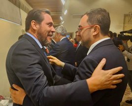 El ministro de Transportes, Óscar Puente, saluda efusivamente al presidente del Principado, Adrián Barbón, ayer, en la toma de posesión de Rueda.
