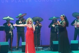 Falete y Mina Longo se rodearon de mariachis en el teatro de la Laboral.