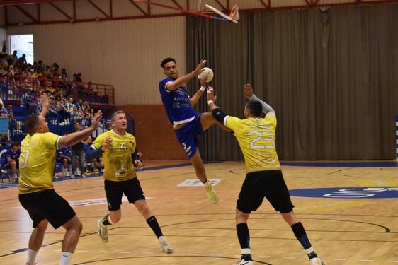 Manu Barrio, en suspensión, durante un lanzamiento a portería, ayer, en Vallobín.