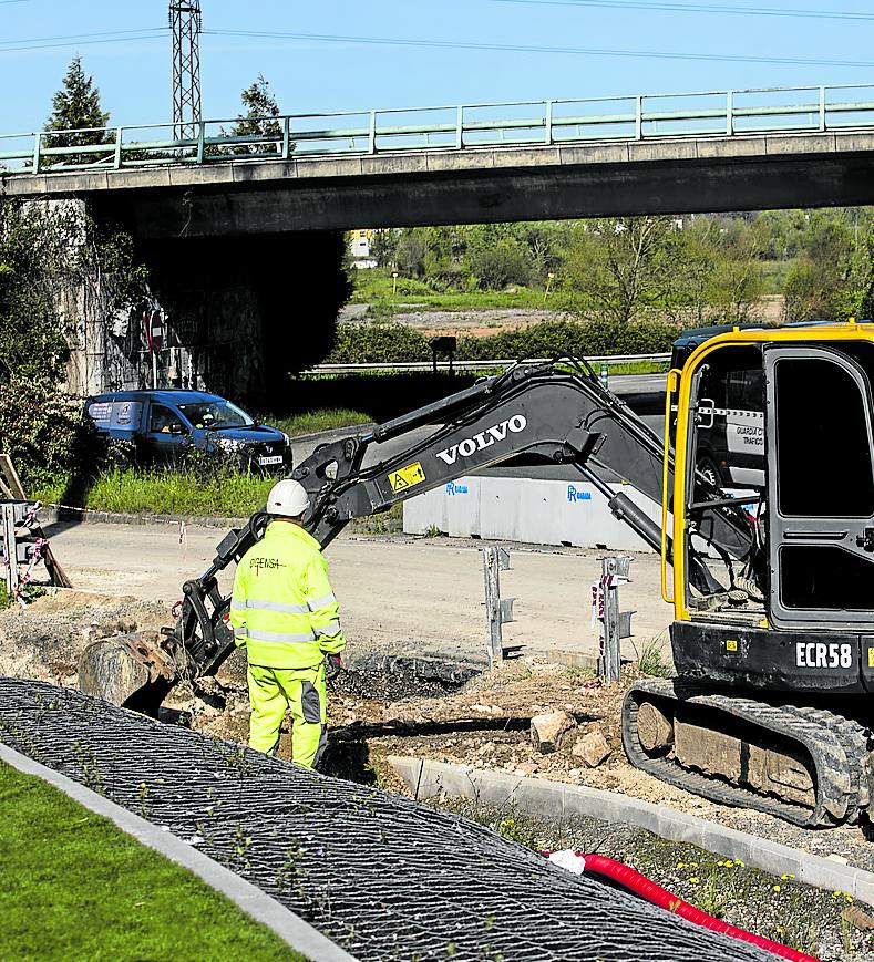 Las obras de la senda peatonal y ciclista avanzan entre Lugones y La Fresneda. p. lorenzana