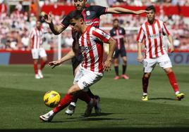 Una jugada durante el partido entre el Sporting de Gijón y el Cartagena.