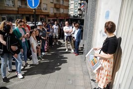 Vecinos que acudieron ayer a la cita de PolArte para conocer las ultimas obras instaladas en Pola de Siero.