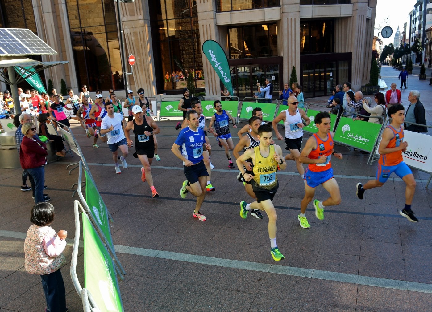 Los corredores toman la salida en la Plaza de la Gesta.